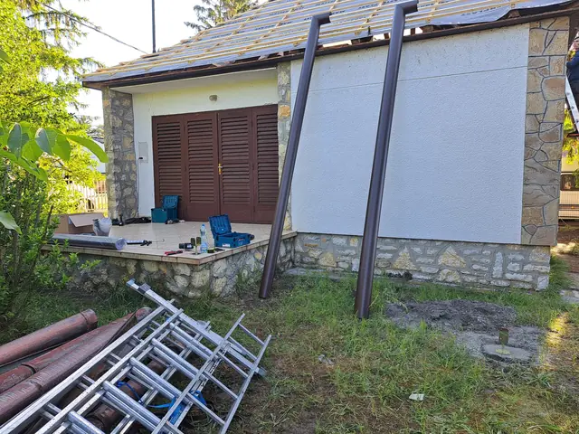 Tetőcsere barna cserepeslemezzel, fa tornác építésével, Fonyód, 2. kép