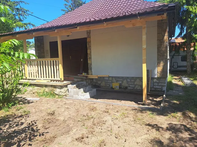 Tetőcsere barna cserepeslemezzel, fa tornác építésével, Fonyód, 5. kép