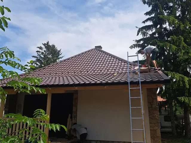 Tetőcsere barna cserepeslemezzel, fa tornác építésével, Fonyód, 4. kép
