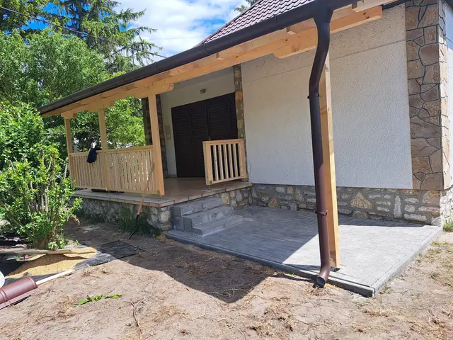 Tetőcsere barna cserepeslemezzel, fa tornác építésével, Fonyód, 6. kép