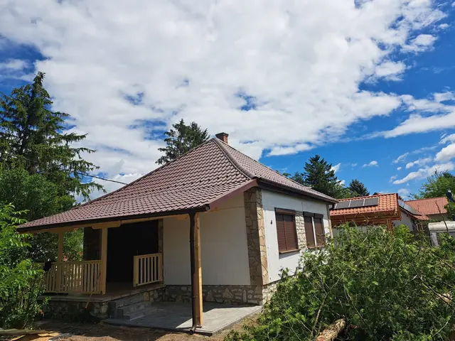 Tetőcsere barna cserepeslemezzel, fa tornác építésével, Fonyód