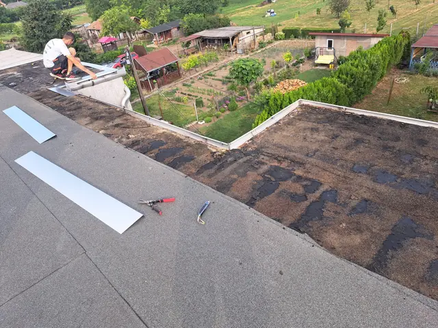 Többkéményes lapostető palaszórt bitumenes lemezzel, 2. kép