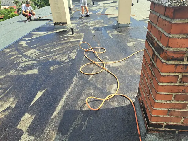 Többkéményes lapostető palaszórt bitumenes lemezzel, 4. kép