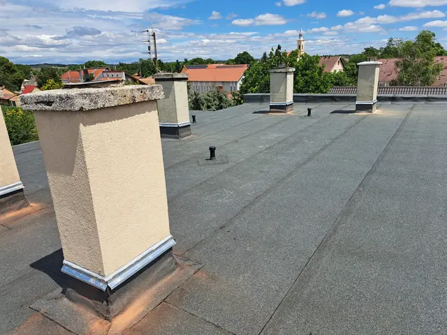 Többkéményes lapostető palaszórt bitumenes lemezzel, 7. kép