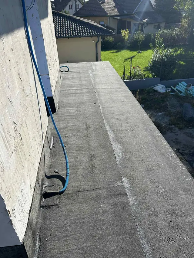 A ház melletti keskeny tetőrész kész bitumenes szigetelése